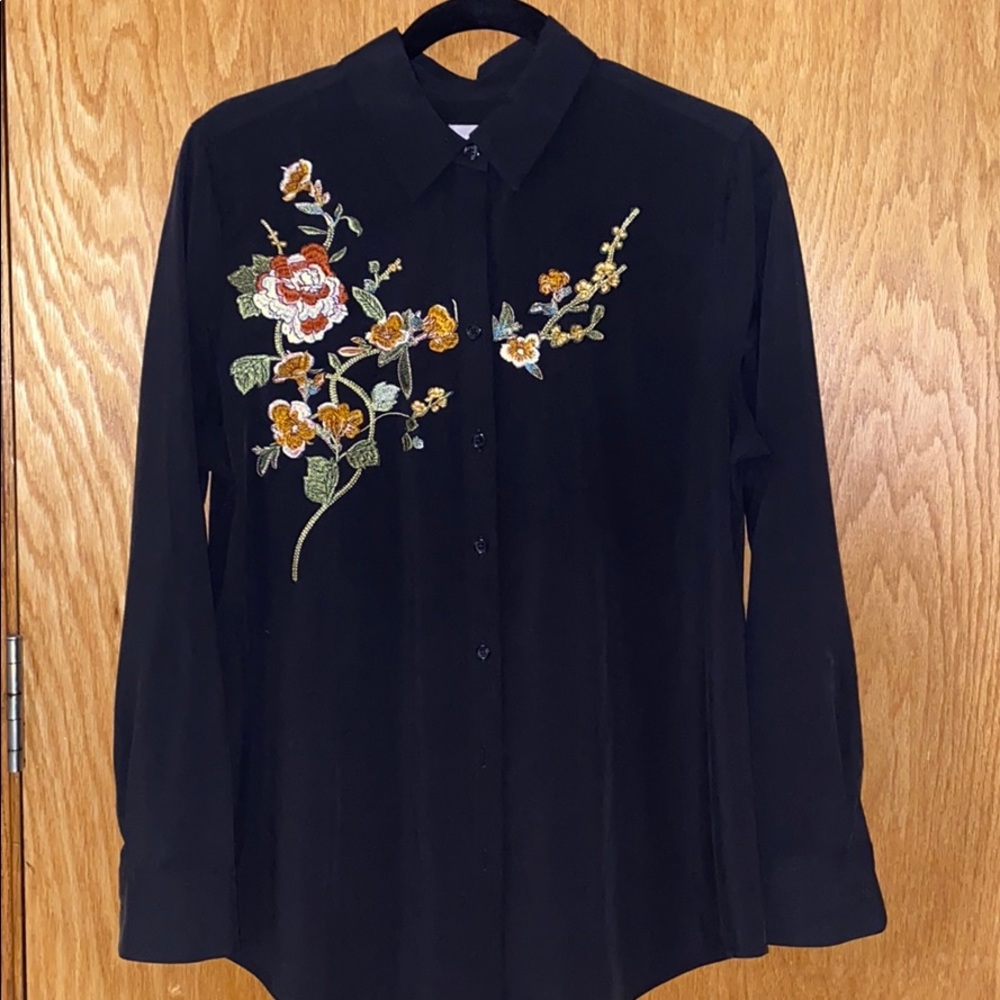 🆕CHICO’S - Silky Soft Floral Embroidered Shirt